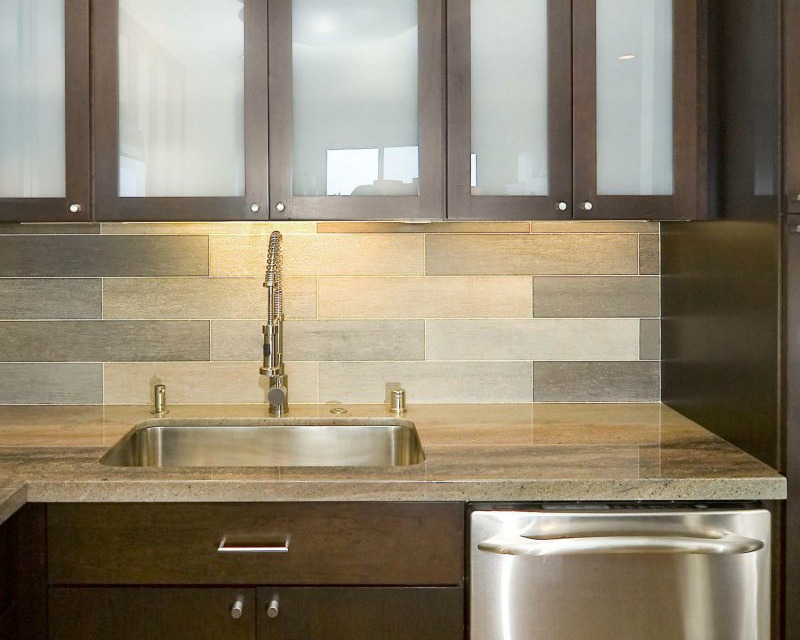 contemporary kitchen stone backsplash