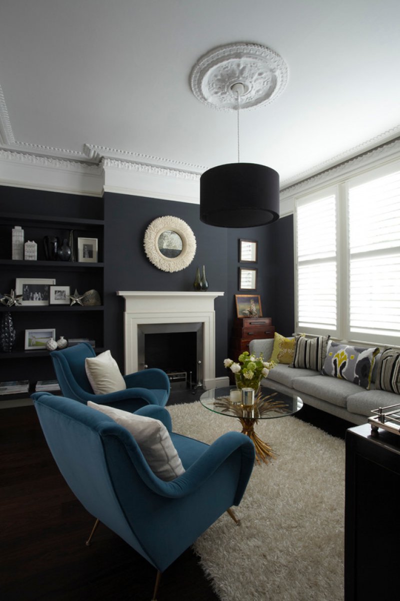 midcentury living room with ceiling medallion