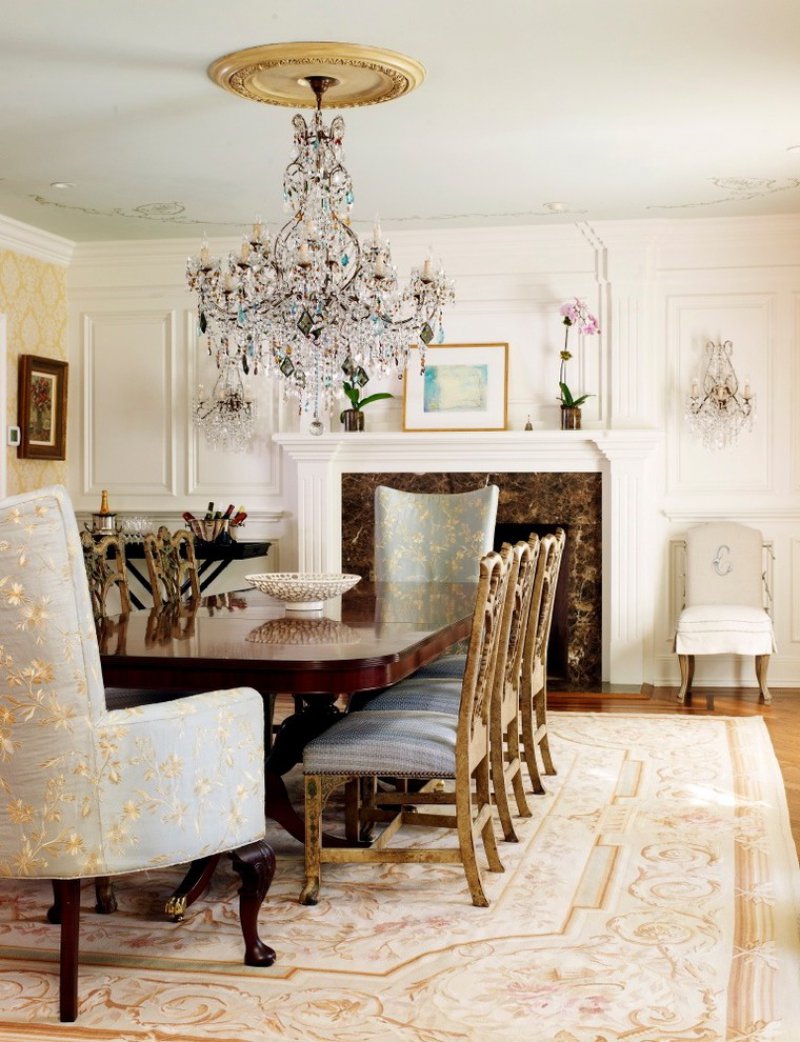 traditional dining room with ceiling medallion